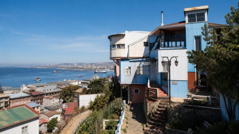 Pablo Neruda en Chile: Sus 3 Casas y Cómo Visitarlas